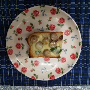 炙り焼豚と小松菜の厚切りチーズトースト